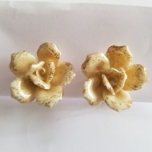 Vintage flower clip on earrings ivory off white gold tone floral rose garden
